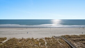 På stranden