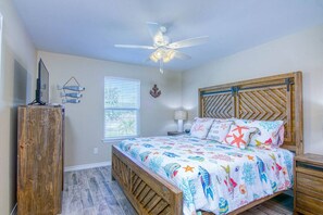 1 bedroom, iron/ironing board, free WiFi, bed sheets - `Drift Away at the Turquoise Turtle` (Aransas Pass)