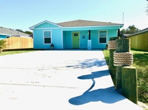 Exterior - `Drift Away at the Turquoise Turtle` (Aransas Pass)