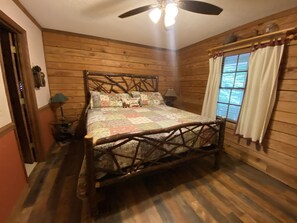 3 bedrooms, free WiFi, bed sheets - Pine River Cabin, River Front, Catch Release Fishing. Ranch Home, Dogs Ok (Hiawassee)