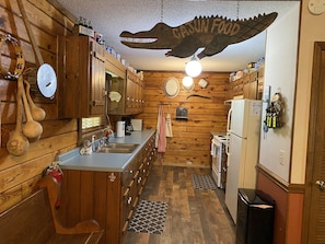 Fridge, microwave, oven, stovetop - Pine River Cabin, River Front, Catch Release Fishing. Ranch Home, Dogs Ok (Hiawassee)