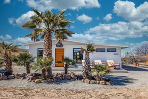 Exterior - Plum Guide - Flower Girls (Yucca Valley)