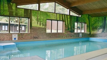 Een binnenzwembad en een verwarmd zwembad