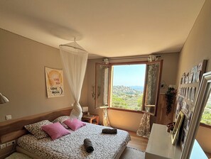 4 slaapkamers, een bureau, een strijkplank/strijkijzer, reisbedje