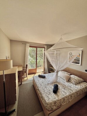 4 chambres, bureau, fer et planche à repasser, lit parapluie
