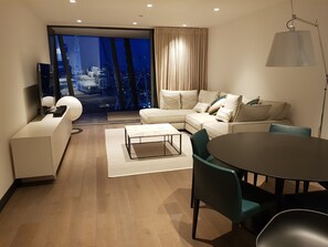 TV - 2 Bedroom Riverside Apartment  (London)