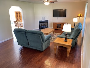 Smart TV, fireplace - Matthew Estates Ranch (Dandridge)