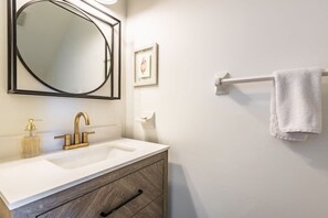 Tina, amenidades de baño gratuitas, secadora de cabello, toallas