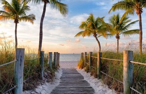 Playa en los alrededores y camastros