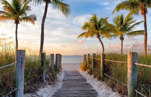 Sunny Beachside Retreat: Cozy 2 bed Townhouse!