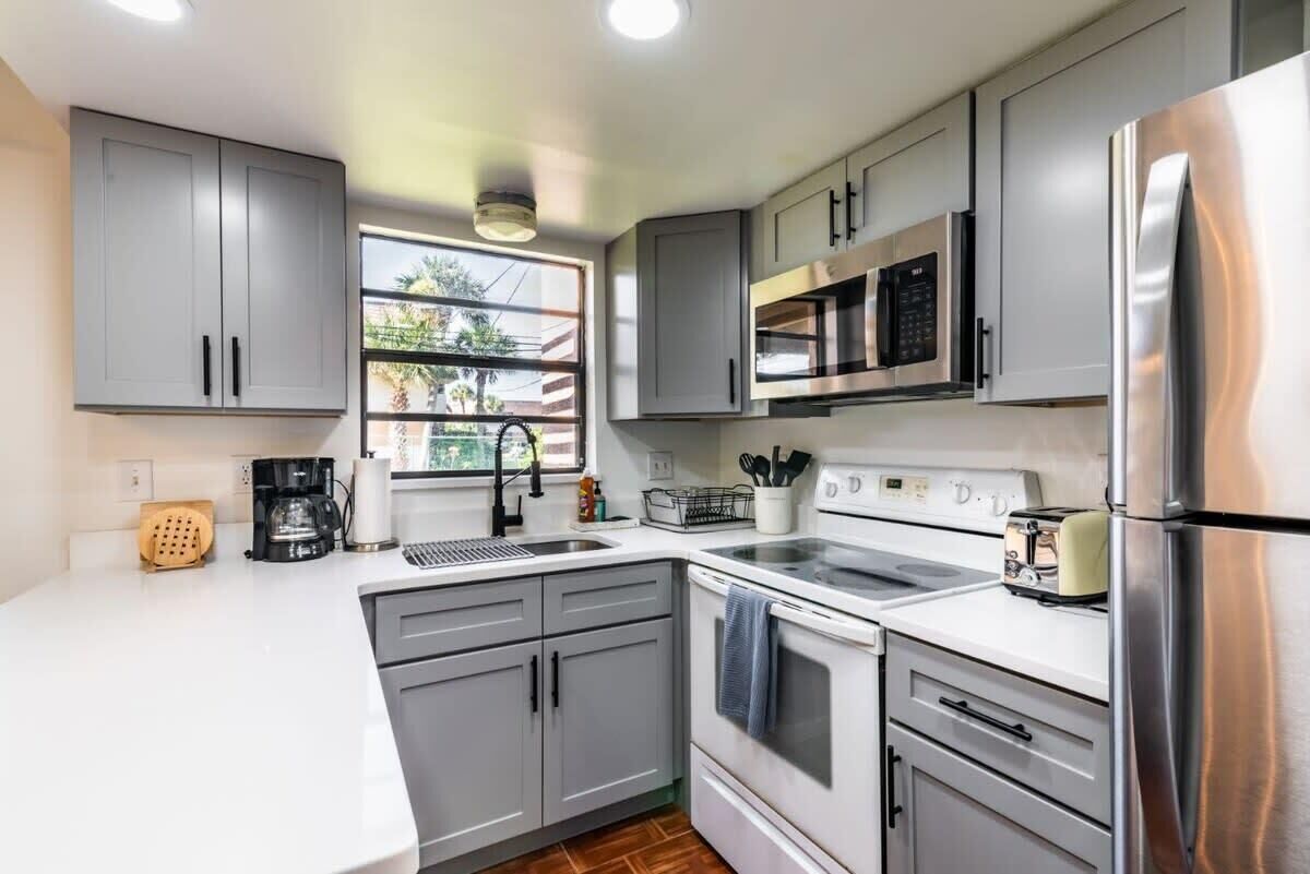 Kühlschrank, Mikrowelle, Ofen, Herdplatte