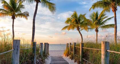 Sunny Beachside Retreat: Cozy 2 bed Townhouse!