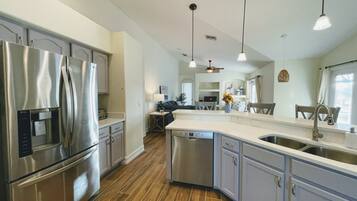 Kjøleskap, mikrobølgeovn, ovn og kokeplater