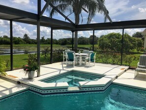 Een buitenzwembad, een verwarmd zwembad