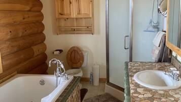 Handtücher, Shampoo, Toilettenpapier