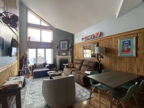 Smart TV, fireplace, stereo