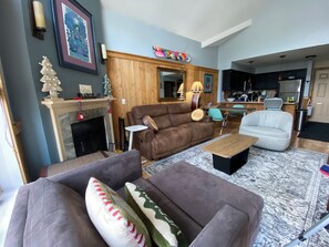 Smart TV, fireplace, stereo