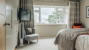 2 bedrooms, iron/ironing board - Plum Guide - Ferry Heights (Poole)