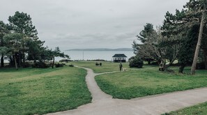 Property grounds - Plum Guide - Dragonfly Inn (Bournemouth)