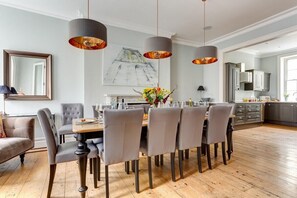 Microwave, dishwasher - Plum Guide - Candlelights, Camera, Action (Brighton)