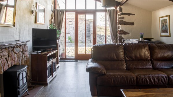 TV, fireplace - Plum Guide - The Old Dairymaid (Holmrook)