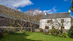 Property grounds - Plum Guide - The Old Dairymaid (Holmrook)