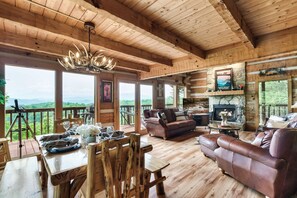 Smart TV, caminetto, videogiochi, lettore DVD