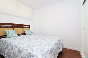 1 slaapkamer, een strijkplank/strijkijzer, beddengoed