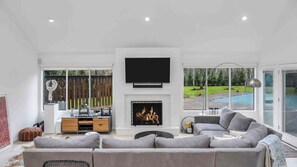 Smart TV, fireplace, ping pong, stereo