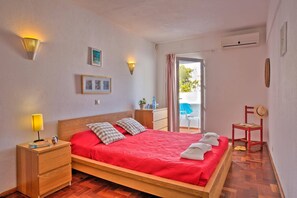 10 bedrooms, iron/ironing board, free WiFi, bed sheets