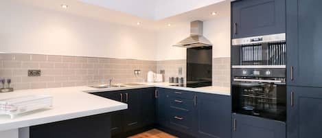 Cottage | Private kitchen | Fridge, electric kettle, cookware/dishes/utensils