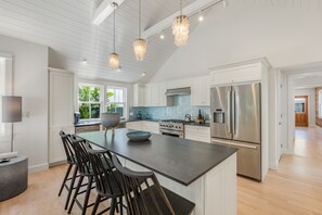 Jääkaappi, mikroaaltouuni, uuni, liesi