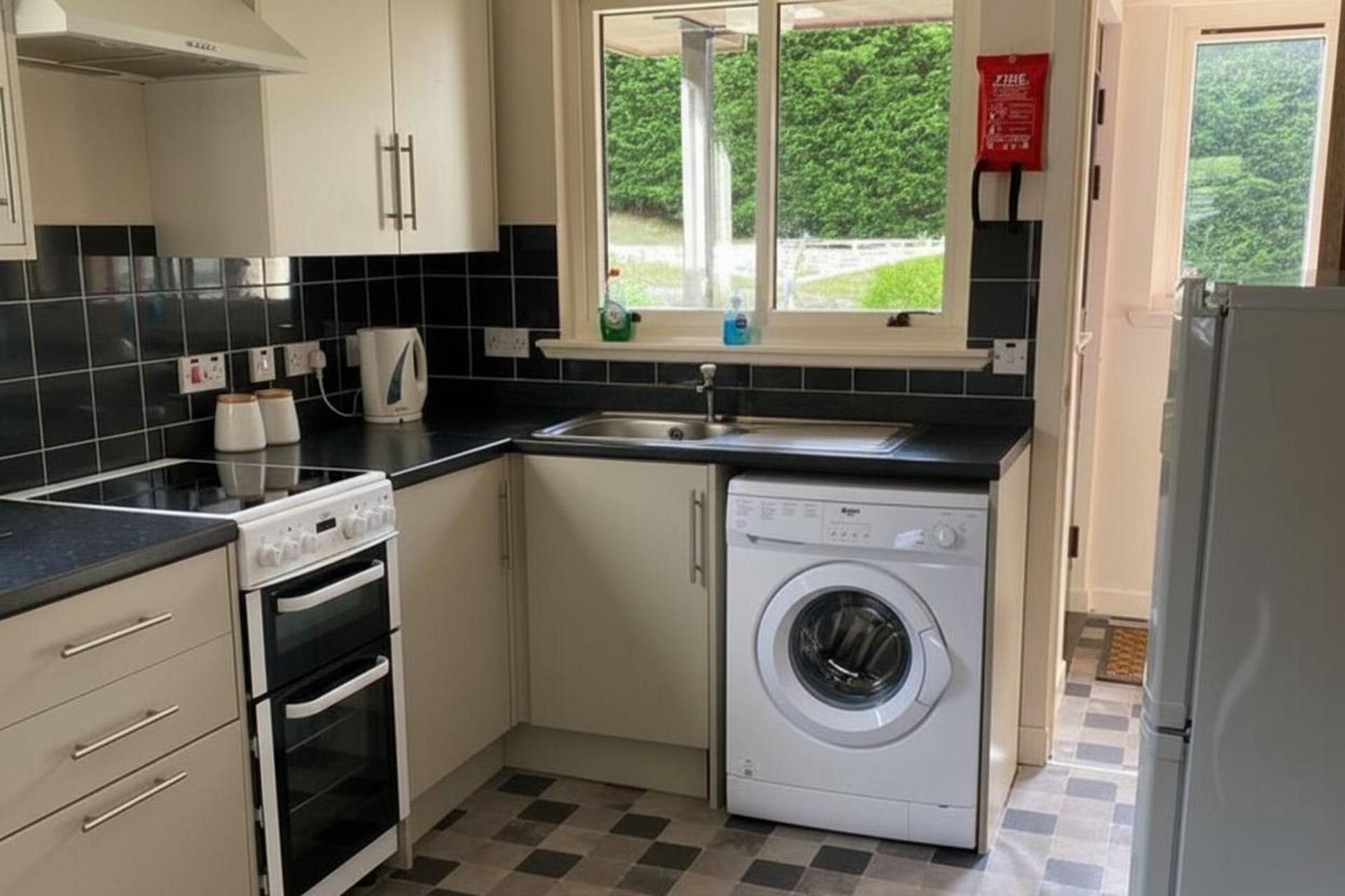 ثلاجة، ميكروويف، فرن، موقد طهي مسطح