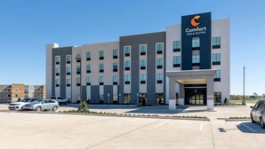 A modern Comfort Inn & Suites hotel with a parking lot and several cars. - Comfort Inn & Suites Balch Springs - SE Dallas (Mesquite)