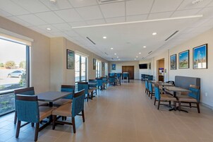 Desayuno con opciones de la cocina local incluido todos los días 