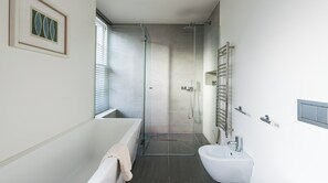 Shower, designer toiletries - Plum Guide - The Regal Albemarle II (London)