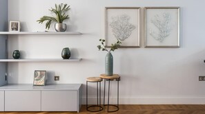 Interior - Plum Guide - The Regal Albemarle II (London)