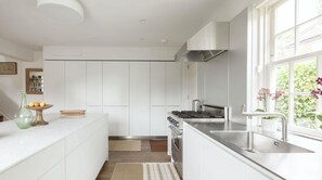 Microwave, dishwasher - Plum Guide - Sun Swept Loft (London)