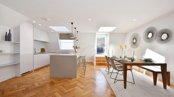 Dining - Plum Guide - The Regal Albemarle IV (London)