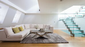 TV, books - Plum Guide - Monarchy (London)