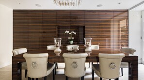 Dining - Plum Guide - Monarchy (London)