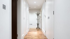 Interior - Plum Guide - Apple Crumble (London)