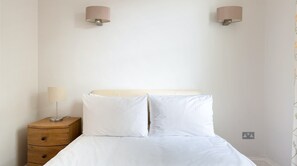 3 bedrooms, iron/ironing board, WiFi - Plum Guide - Apple Crumble (London)