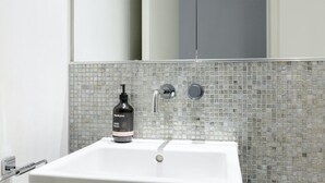 Bathroom - Plum Guide - Mustard Seeds (London)