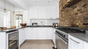 Microwave, dishwasher - Plum Guide - Flower Moon (London)