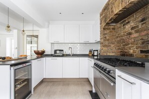 Microwave, dishwasher - Plum Guide - Flower Moon (London)