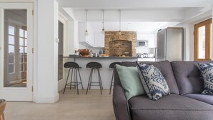 TV, fireplace - Plum Guide - Flower Moon (London)