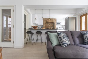 TV, fireplace - Plum Guide - Flower Moon (London)