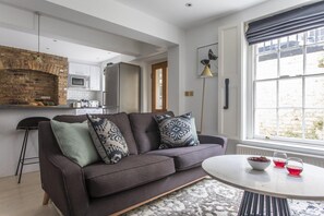 Miscellaneous - Plum Guide - Flower Moon (London)