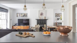 TV, fireplace - Plum Guide - Flower Moon (London)